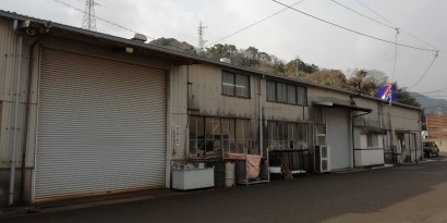 工場を外から見た写真